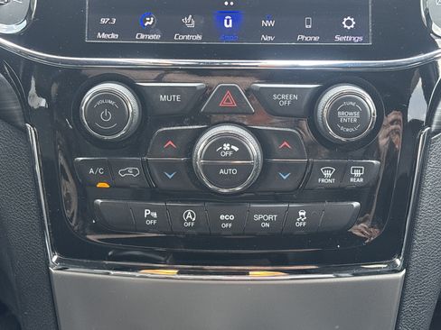 Used 2020 Jeep Grand Cherokee Altitude AWD/4WD image 7