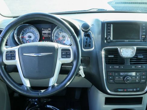 Used 2014 Chrysler Town & Country Touring FWD image 7