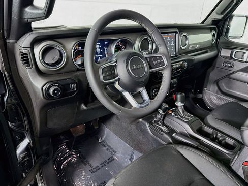 Used 2023 Jeep Wrangler Unlimited Sahara AWD/4WD image 9