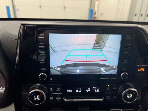 Used 2022 Toyota Highlander LE AWD/4WD image 15