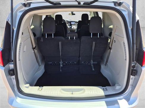 Used 2022 Chrysler Voyager LX FWD image 6