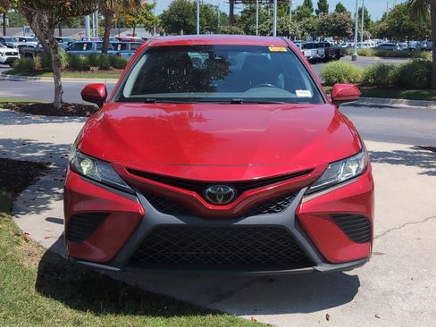 Used 2019 Toyota Camry SE FWD image 3