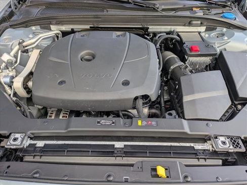 Used 2022 Volvo V60 T5 Cross Country image 20