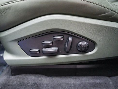 Certified 2025 Porsche Macan 4S Electric AWD/4WD image 24