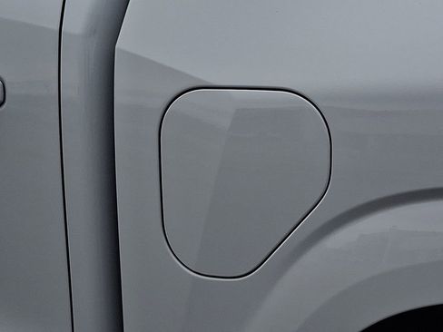 Used 2024 Chevrolet Colorado LT RWD image 28