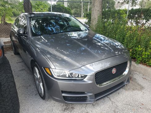 Used 2017 Jaguar XE Prestige AWD/4WD image 2