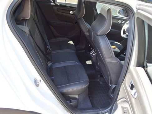 Used 2022 Volvo XC40 T5 R-Design w/ Climate Package image 37