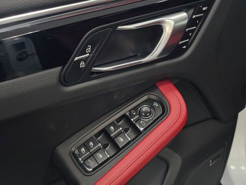 Certified 2025 Porsche Macan image 32