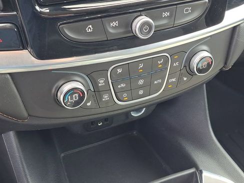 Used 2019 Chevrolet Traverse LT FWD image 17