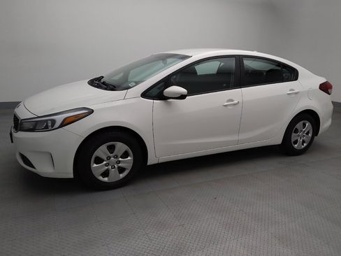 Used 2017 Kia Forte LX image 2