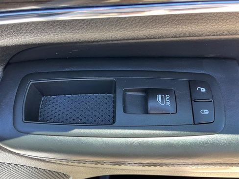 Used 2018 Jeep Grand Cherokee Overland AWD/4WD image 33