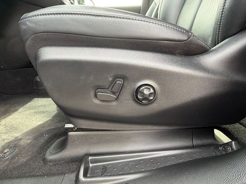 Used 2025 Chrysler Pacifica Select image 22