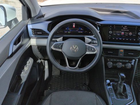 Used 2024 Volkswagen Taos SE w/ Panoramic Sunroof Package FWD image 16