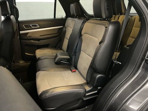 Used 2017 Ford Explorer XLT w/ Equipment Group 202A AWD/4WD image 18