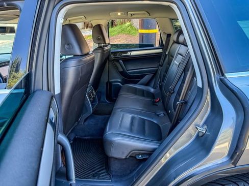 Used 2013 Volkswagen Touareg Sport image 9