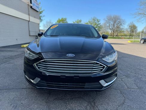 Used 2017 Ford Fusion SE w/ Fusion SE Technology Package image 2
