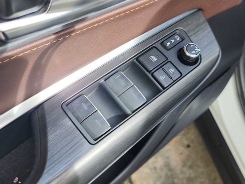 Used 2022 Toyota Venza XLE image 14