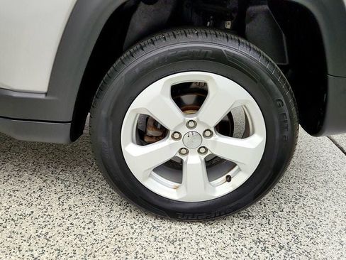 Used 2018 Jeep Compass Latitude w/ Popular Equipment Group AWD/4WD image 9