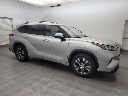 Used 2020 Toyota Highlander XLE FWD image 11
