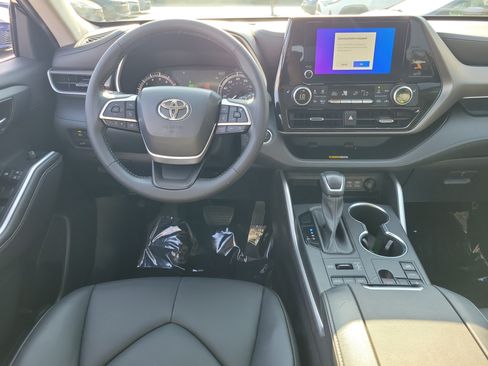 Used 2023 Toyota Highlander XLE AWD/4WD image 10