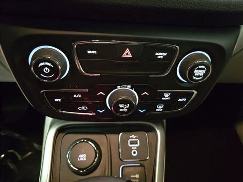 Used 2020 Jeep Compass Latitude w/ Popular Equipment Group AWD/4WD image 22
