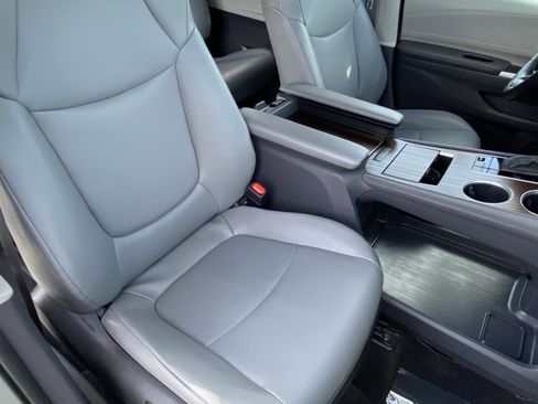Certified 2024 Toyota Sienna XLE FWD image 11