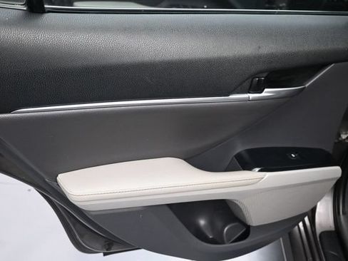 Used 2019 Toyota Camry XLE FWD image 28