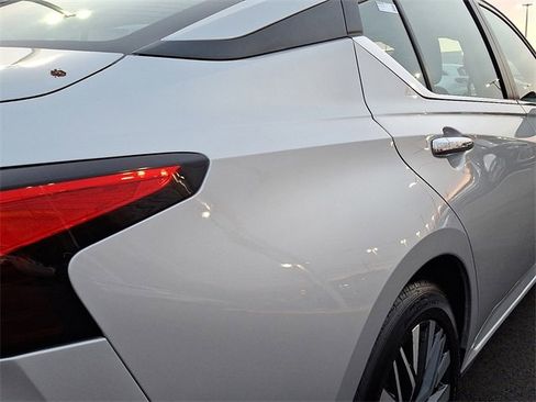 Used 2024 Nissan Altima 2.5 SV image 8