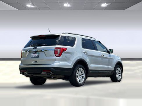 Used 2018 Ford Explorer XLT w/ Equipment Group 201A AWD/4WD image 8