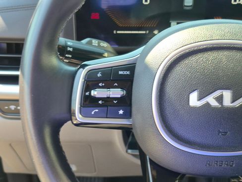 Used 2025 Kia Carnival FWD image 20