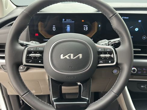 Used 2025 Kia Carnival FWD image 14