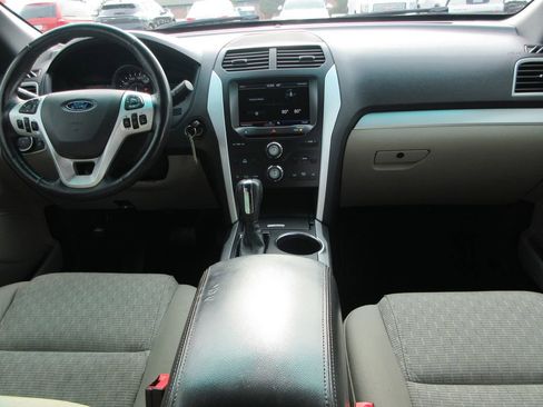 Used 2013 Ford Explorer XLT image 17