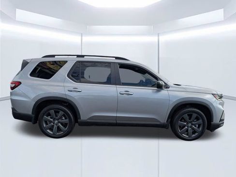 Used 2025 Honda Pilot Sport image 3