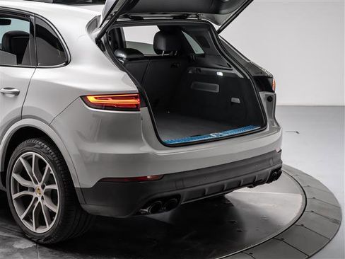 Used 2023 Porsche Cayenne Platinum Edition image 33