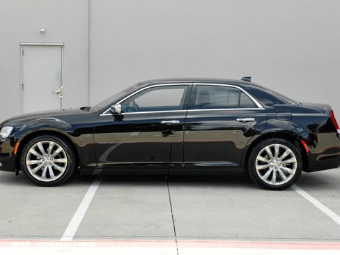 Used 2018 Chrysler 300 Limited RWD image 9