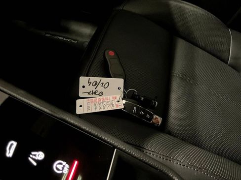 Certified 2025 Porsche Macan AWD/4WD image 16