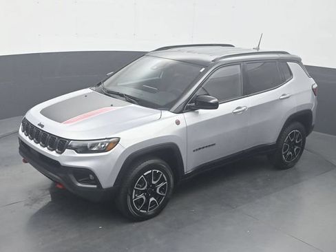 Used 2025 Jeep Compass Trailhawk AWD/4WD image 21