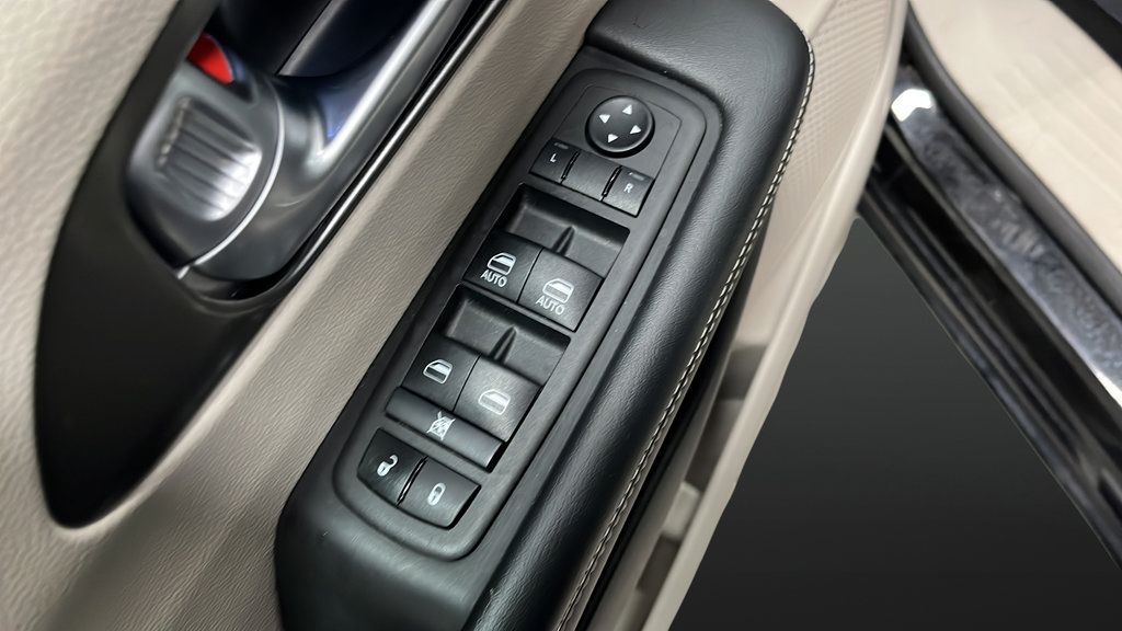 Used 2024 Chrysler Pacifica Touring-L FWD image 20