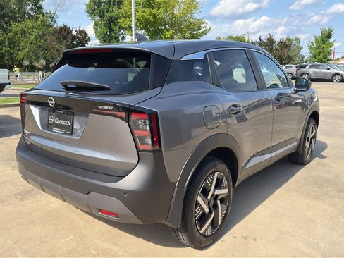 Used 2025 Nissan Kicks SV FWD image 3