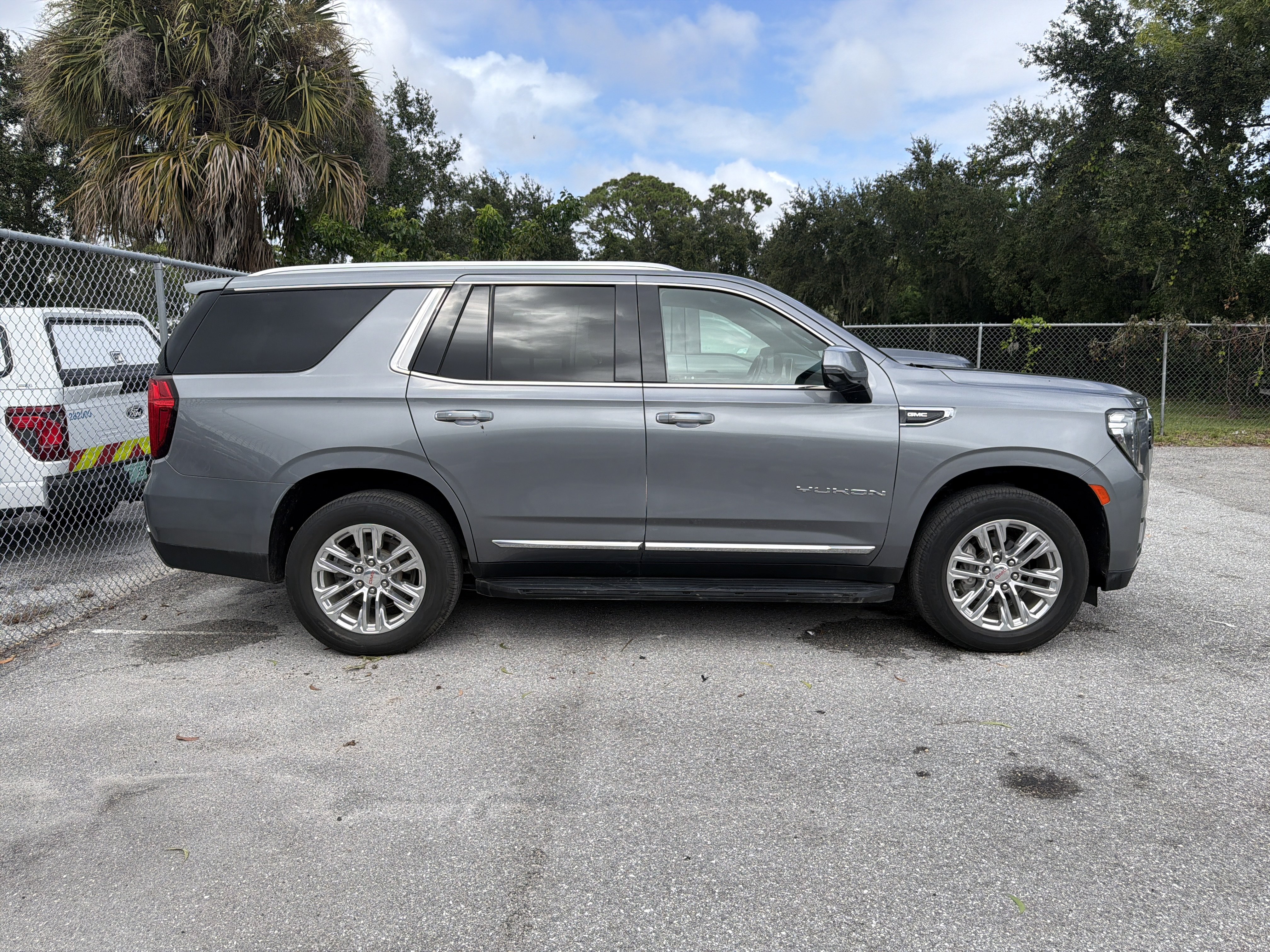 Used 2021 GMC Yukon SLT w/ SLT Luxury Plus Package AWD/4WD image 3