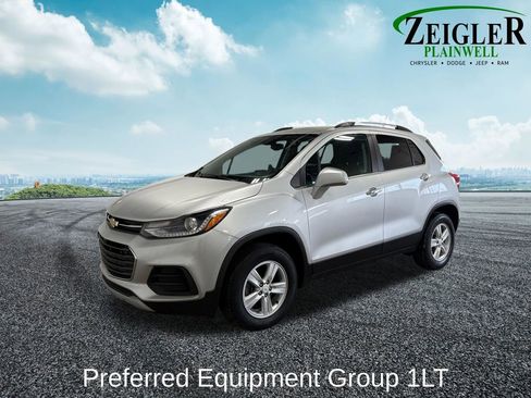 Used 2020 Chevrolet Trax LT w/ LT Convenience Package image 2
