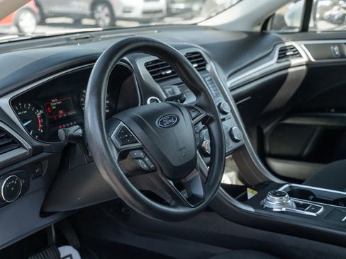 Used 2017 Ford Fusion SE FWD image 14
