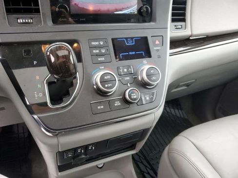 Used 2017 Toyota Sienna XLE Premium image 21