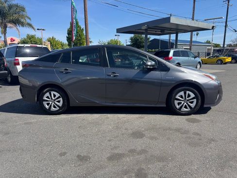 Used 2018 Toyota Prius Three image 8