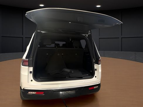 Used 2024 Jeep Wagoneer Series II w/ Flexible Seating Group RWD image 7