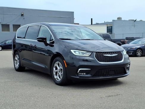 Used 2024 Chrysler Pacifica Limited FWD image 25