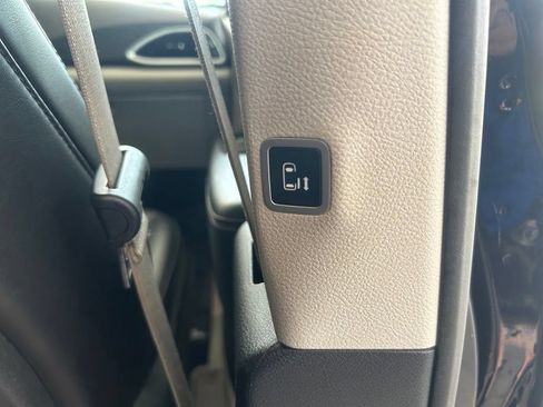 Used 2024 Chrysler Pacifica Touring-L FWD image 27