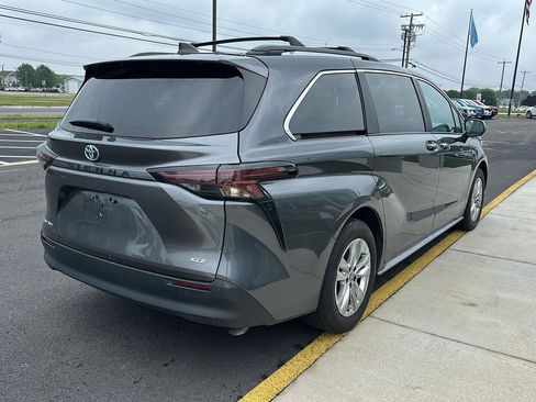Used 2025 Toyota Sienna XLE w/ XLE Plus Package AWD/4WD image 5
