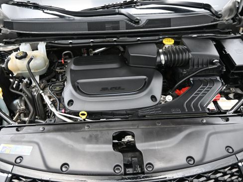 Used 2024 Chrysler Pacifica Touring-L FWD image 19