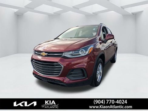 Used 2022 Chevrolet Trax LT w/ LT Convenience Package image 7